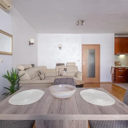 Spacious 1 Bedroom In A Lively Center Sofia