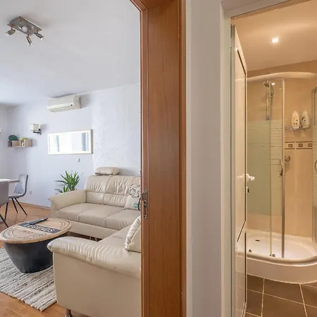 Spacious 1 Bedroom In A Lively Center Apartment *