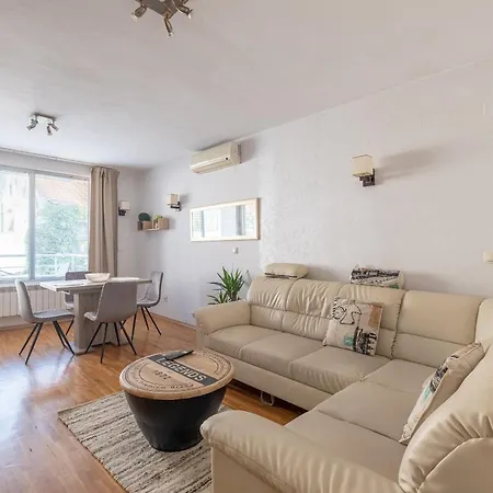 Spacious 1 Bedroom In A Lively Center Sofia