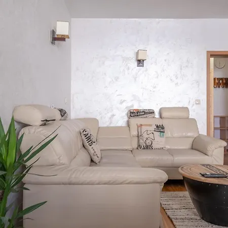 Apartment Spacious 1 Bedroom In A Lively Center